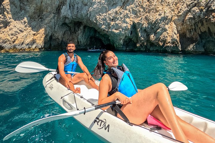 Tour in kayak alla scoperta delle grotte marine, spiagge e calette di Capri con splendidi panorami costieri, foto 36 | wizardtrip