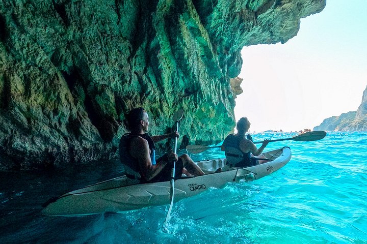 Tour in kayak alla scoperta delle grotte marine, spiagge e calette di Capri con splendidi panorami costieri, foto 38 | wizardtrip