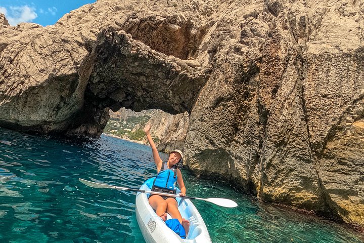 Tour in kayak alla scoperta delle grotte marine, spiagge e calette di Capri con splendidi panorami costieri, foto 40 | wizardtrip