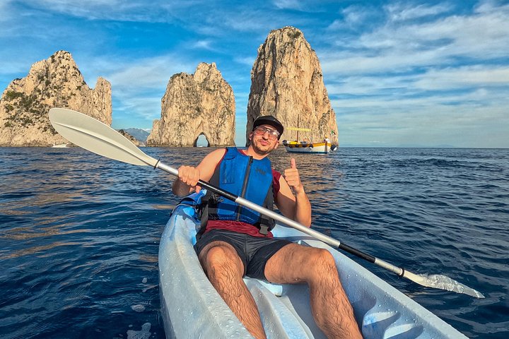 Tour in kayak alla scoperta delle grotte marine, spiagge e calette di Capri con splendidi panorami costieri, foto 43 | wizardtrip
