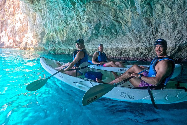 Tour in kayak alla scoperta delle grotte marine, spiagge e calette di Capri con splendidi panorami costieri, foto 44 | wizardtrip
