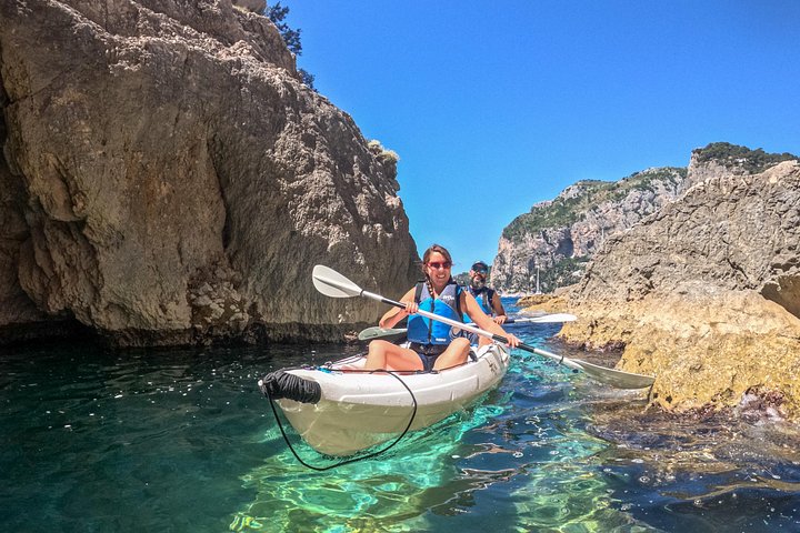 Tour in kayak alla scoperta delle grotte marine, spiagge e calette di Capri con splendidi panorami costieri, foto 45 | wizardtrip