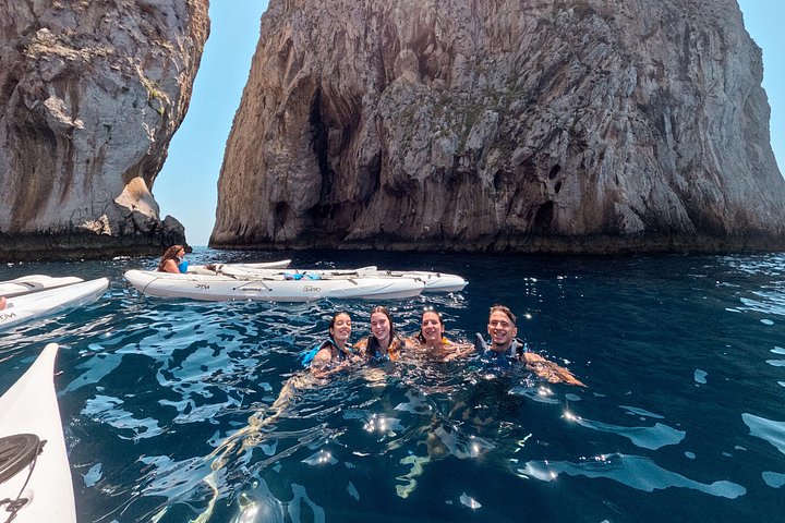 Tour in kayak alla scoperta delle grotte marine, spiagge e calette di Capri con splendidi panorami costieri, foto 48 | wizardtrip