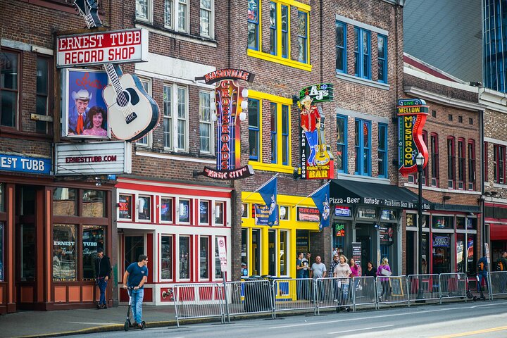 Dobbeltdækkerbustur, der viser Nashvilles ikoniske musikalske vartegn og byens seværdigheder, foto 8 | wizardtrip