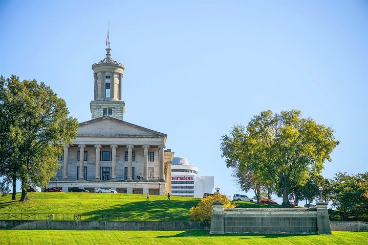 Dobbeltdækkerbustur, der viser Nashvilles ikoniske musikalske vartegn og byens seværdigheder, foto 10 | wizardtrip