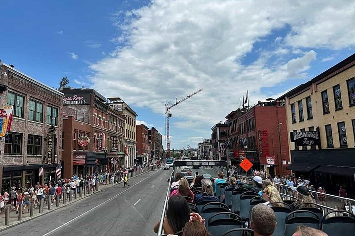 Dobbeltdækkerbustur, der viser Nashvilles ikoniske musikalske vartegn og byens seværdigheder, foto 12 | wizardtrip
