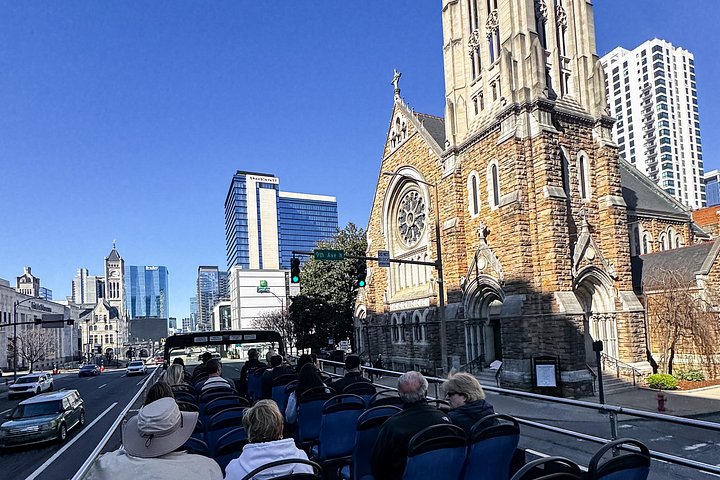 Dobbeltdækkerbustur, der viser Nashvilles ikoniske musikalske vartegn og byens seværdigheder, foto 17 | wizardtrip