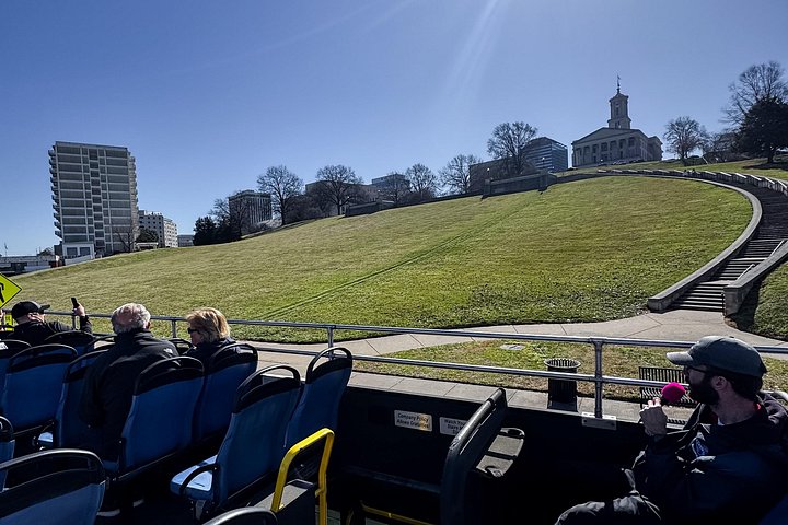 Dobbeltdækkerbustur, der viser Nashvilles ikoniske musikalske vartegn og byens seværdigheder, foto 18 | wizardtrip