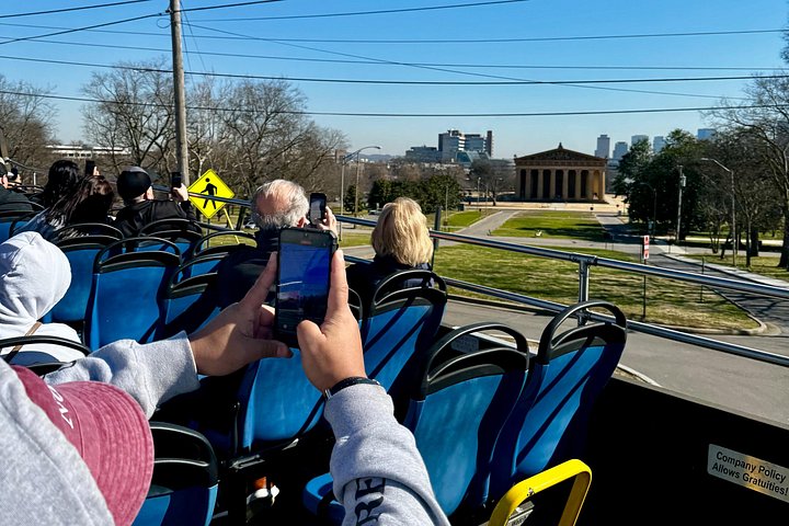 Dobbeltdækkerbustur, der viser Nashvilles ikoniske musikalske vartegn og byens seværdigheder, foto 23 | wizardtrip