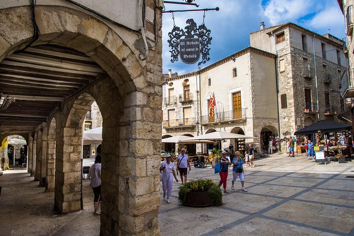 Explora pueblos medievales catalanes como Besalú y Rupit en una excursión de un día desde Barcelona, foto 7 | wizardtrip