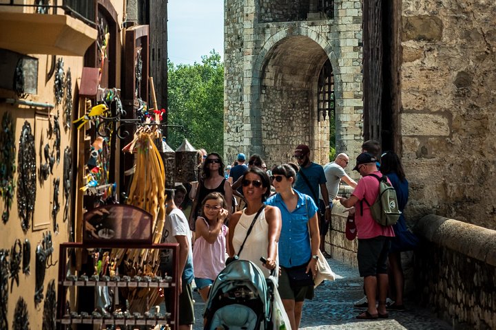 Explora pueblos medievales catalanes como Besalú y Rupit en una excursión de un día desde Barcelona, foto 8 | wizardtrip