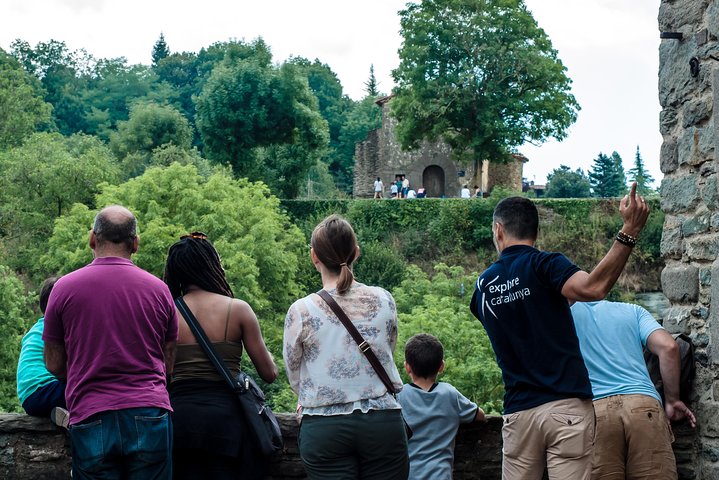 Explora pueblos medievales catalanes como Besalú y Rupit en una excursión de un día desde Barcelona, foto 11 | wizardtrip