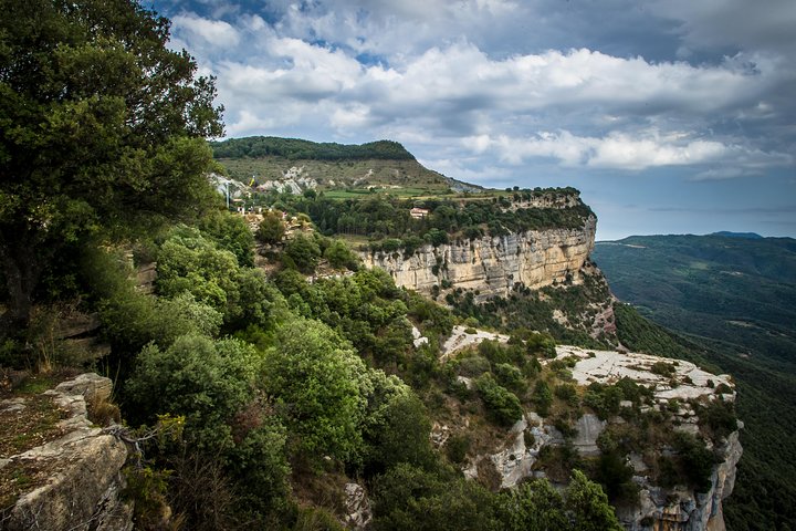 Explora pueblos medievales catalanes como Besalú y Rupit en una excursión de un día desde Barcelona, foto 16 | wizardtrip