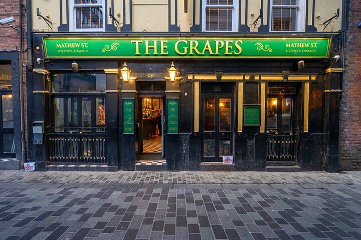 Un tour guiado a pie explorando la historia y los lugares emblemáticos de The Beatles en Liverpool, incluyendo Mathew Street y el Cavern Club, foto 6 | wizardtrip