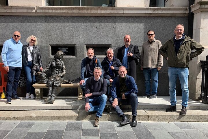 Un tour guiado a pie explorando la historia y los lugares emblemáticos de The Beatles en Liverpool, incluyendo Mathew Street y el Cavern Club, foto 8 | wizardtrip