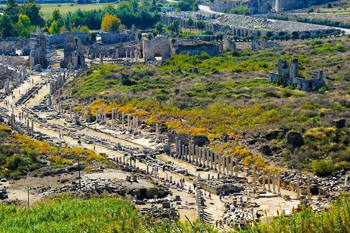Excursion d'une journée explorant des ruines antiques comme Perge et Aspendos, la ville de Side et la cascade de Manavgat près d'Antalya, en Turquie, photo 6 | wizardtrip