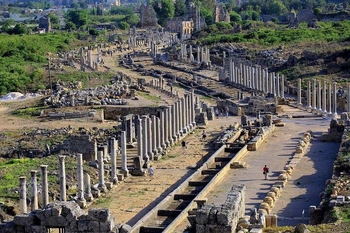 Excursion d'une journée explorant des ruines antiques comme Perge et Aspendos, la ville de Side et la cascade de Manavgat près d'Antalya, en Turquie, photo 7 | wizardtrip