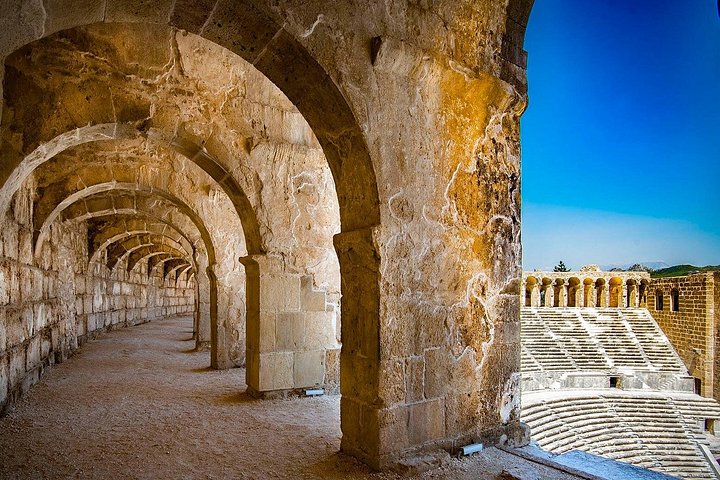 Excursion d'une journée explorant des ruines antiques comme Perge et Aspendos, la ville de Side et la cascade de Manavgat près d'Antalya, en Turquie, photo 8 | wizardtrip