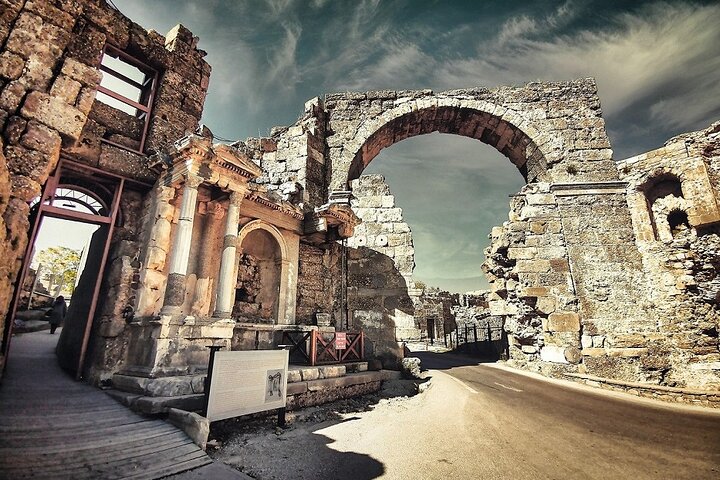 Excursion d'une journée explorant des ruines antiques comme Perge et Aspendos, la ville de Side et la cascade de Manavgat près d'Antalya, en Turquie, photo 9 | wizardtrip