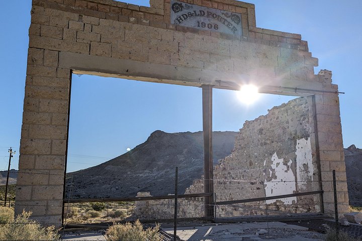 Passeio de um dia em grupo pequeno explorando as paisagens únicas e locais históricos do Parque Nacional Death Valley a partir de Las Vegas, foto 9 | wizardtrip