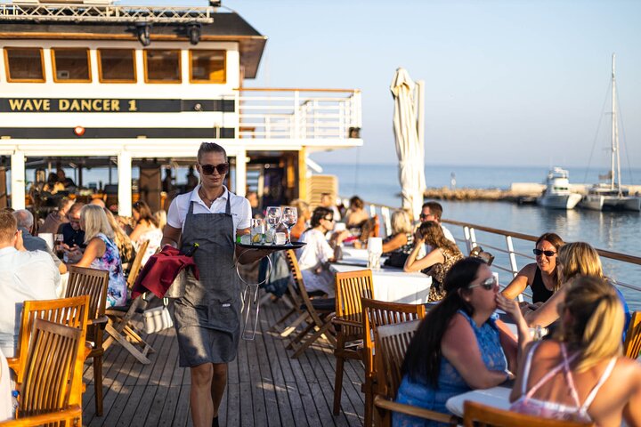 Fyrverkeriuppvisning över havet under en nattkryssning i Paphos, Cypern, foto 7 | wizardtrip