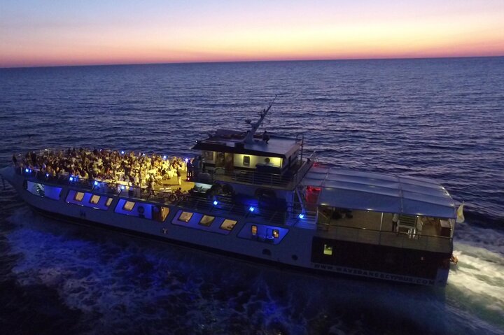 Fyrverkeriuppvisning över havet under en nattkryssning i Paphos, Cypern, foto 9 | wizardtrip