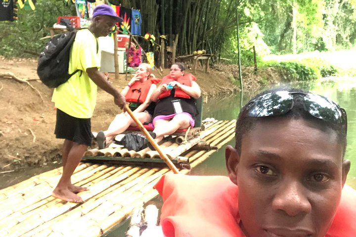 Goditi una serena esperienza di rafting su bambù sul fiume Martha Brae in Giamaica, immerso nella natura, foto 7 | wizardtrip