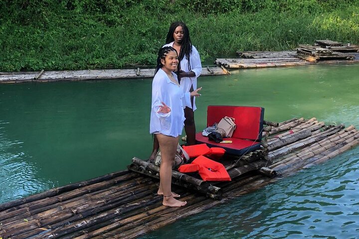 Goditi una serena esperienza di rafting su bambù sul fiume Martha Brae in Giamaica, immerso nella natura, foto 10 | wizardtrip