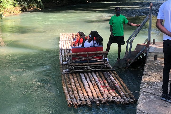 Goditi una serena esperienza di rafting su bambù sul fiume Martha Brae in Giamaica, immerso nella natura, foto 16 | wizardtrip