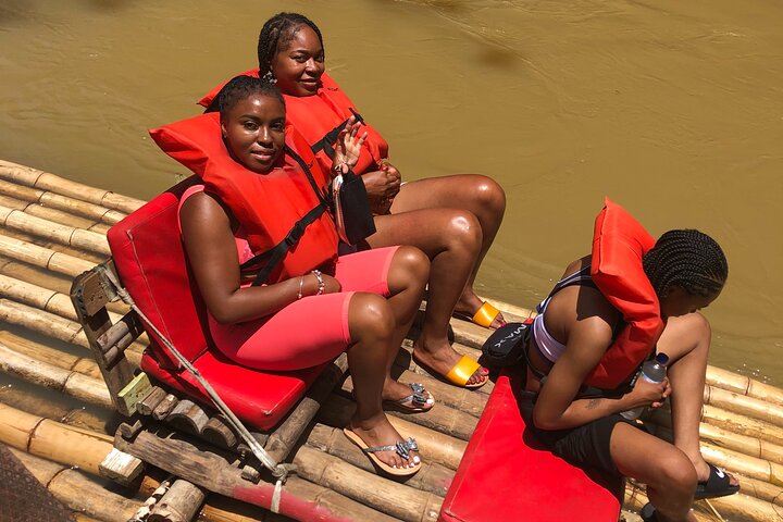 Goditi una serena esperienza di rafting su bambù sul fiume Martha Brae in Giamaica, immerso nella natura, foto 30 | wizardtrip