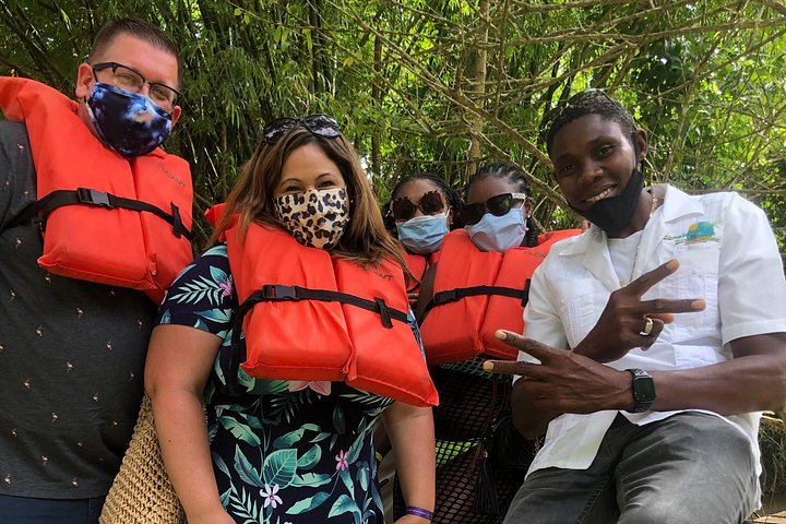 Goditi una serena esperienza di rafting su bambù sul fiume Martha Brae in Giamaica, immerso nella natura, foto 57 | wizardtrip