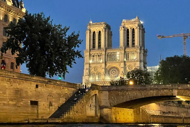 Cruzeiro privado no Sena em Paris com Champagne, oferecendo vistas da Torre Eiffel e de Notre Dame, foto 18 | wizardtrip