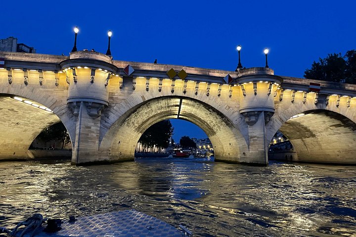 Cruzeiro privado no Sena em Paris com Champagne, oferecendo vistas da Torre Eiffel e de Notre Dame, foto 21 | wizardtrip
