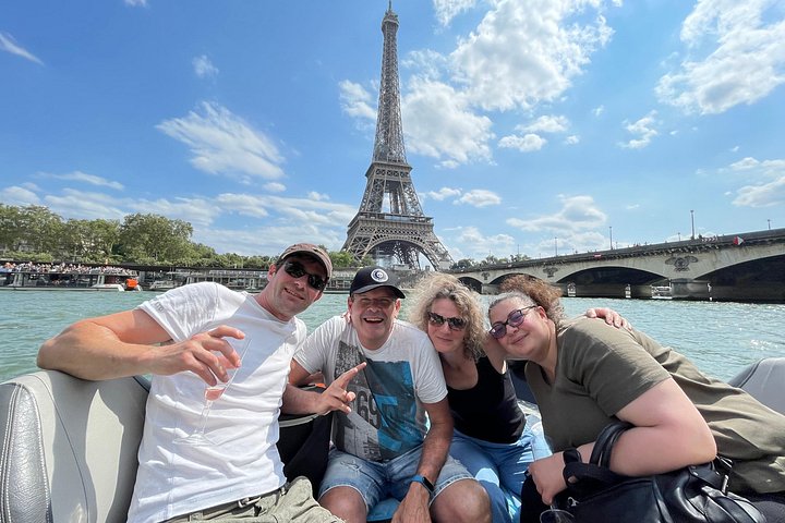 Cruzeiro privado no Sena em Paris com Champagne, oferecendo vistas da Torre Eiffel e de Notre Dame, foto 28 | wizardtrip