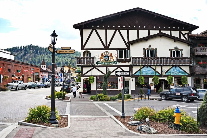 Scenic tour from Seattle to Leavenworth, featuring mountains, waterfalls, and Bavarian town, photo 18 | wizardtrip
