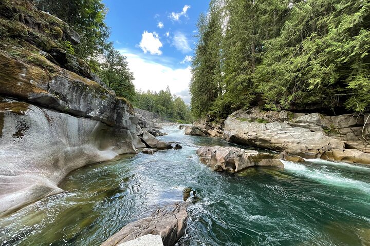 Scenic tour from Seattle to Leavenworth, featuring mountains, waterfalls, and Bavarian town, photo 23 | wizardtrip