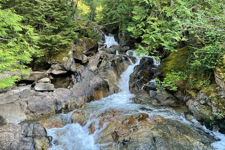 Scenic tour from Seattle to Leavenworth, featuring mountains, waterfalls, and Bavarian town, photo 41 | wizardtrip
