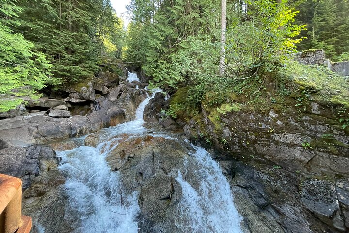 Scenic tour from Seattle to Leavenworth, featuring mountains, waterfalls, and Bavarian town, photo 43 | wizardtrip