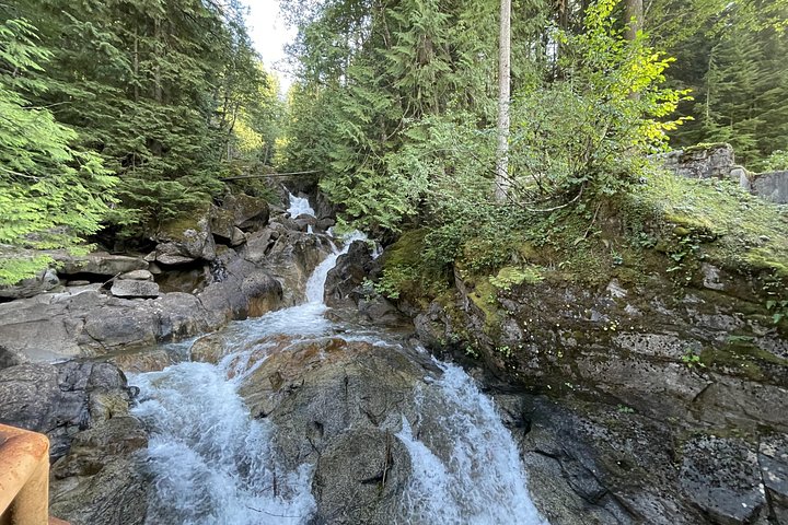 Scenic tour from Seattle to Leavenworth, featuring mountains, waterfalls, and Bavarian town, photo 51 | wizardtrip