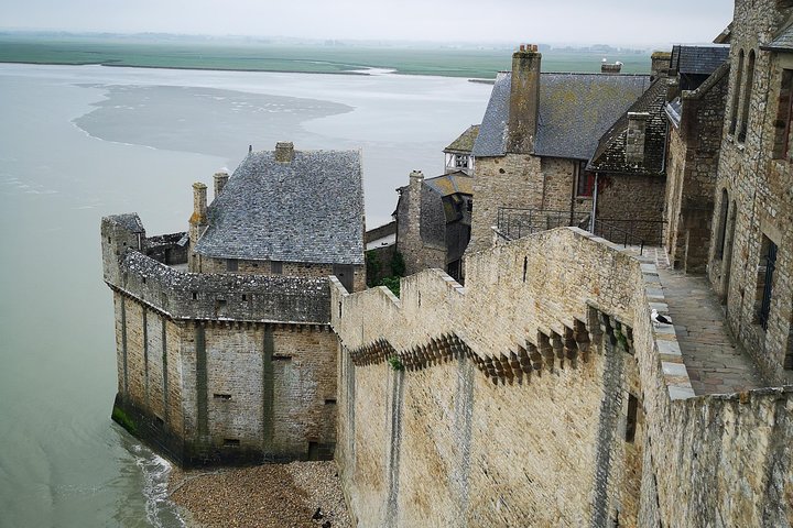 Excursion d'une journée partagée au Mont Saint-Michel depuis Bayeux, incluant la visite de l'abbaye et du village, photo 7 | wizardtrip