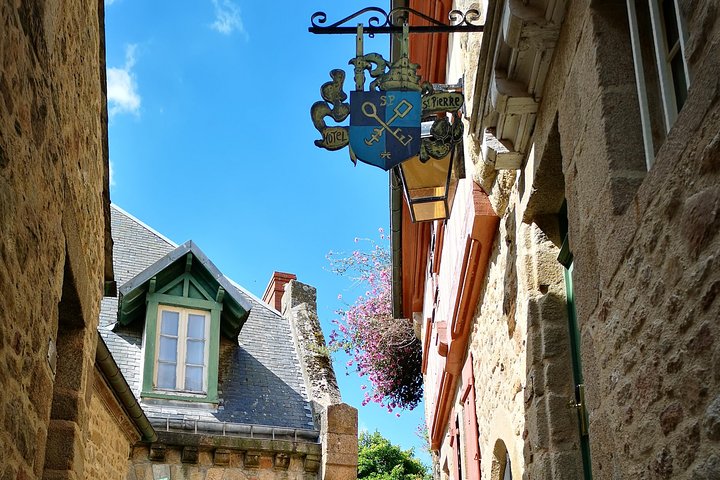 Excursion d'une journée partagée au Mont Saint-Michel depuis Bayeux, incluant la visite de l'abbaye et du village, photo 8 | wizardtrip