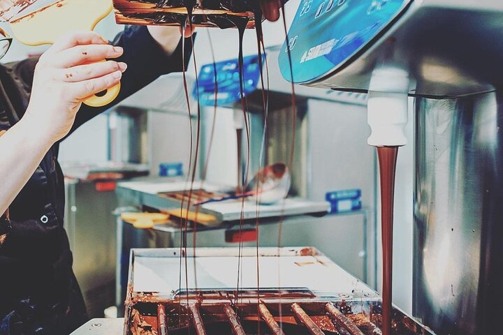 Praktisk belgisk chokladtillverkning i Bryssel, skapa praliner och chokladkakor, foto 13 | wizardtrip