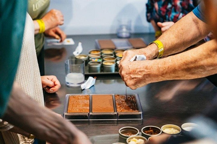 Praktisk belgisk chokladtillverkning i Bryssel, skapa praliner och chokladkakor, foto 18 | wizardtrip