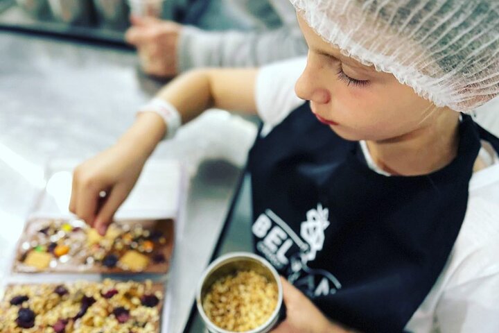 Praktisk belgisk chokladtillverkning i Bryssel, skapa praliner och chokladkakor, foto 23 | wizardtrip