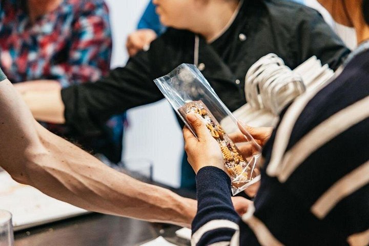 Praktisk belgisk chokladtillverkning i Bryssel, skapa praliner och chokladkakor, foto 24 | wizardtrip