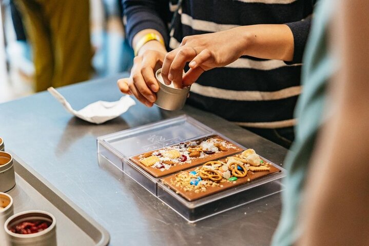 Praktisk belgisk chokladtillverkning i Bryssel, skapa praliner och chokladkakor, foto 25 | wizardtrip