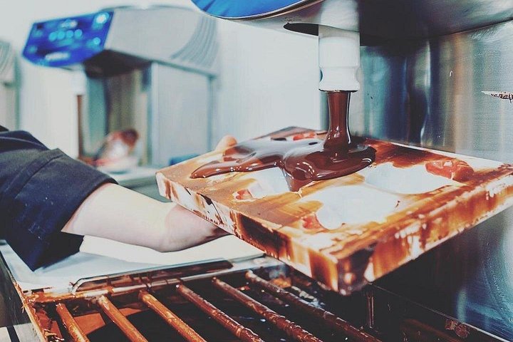 Praktisk belgisk chokladtillverkning i Bryssel, skapa praliner och chokladkakor, foto 26 | wizardtrip