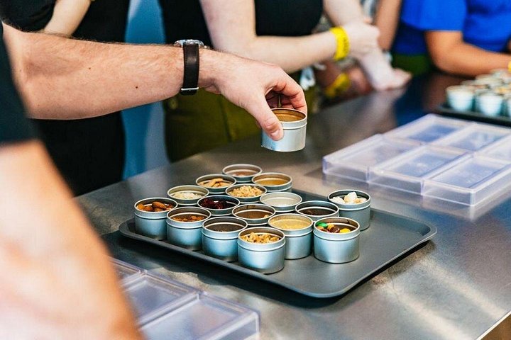 Praktisk belgisk chokladtillverkning i Bryssel, skapa praliner och chokladkakor, foto 30 | wizardtrip