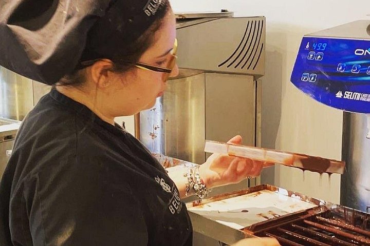 Praktisk belgisk chokladtillverkning i Bryssel, skapa praliner och chokladkakor, foto 34 | wizardtrip