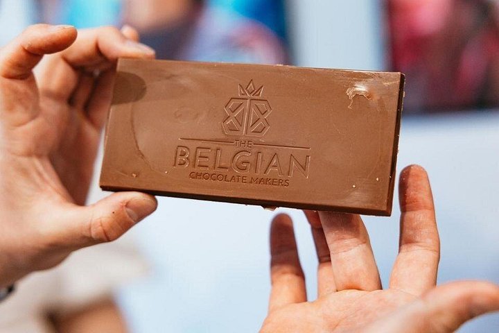 Praktisk belgisk chokladtillverkning i Bryssel, skapa praliner och chokladkakor, foto 36 | wizardtrip